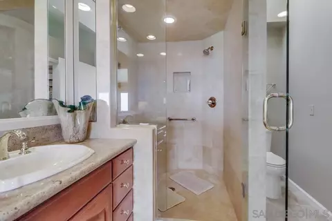 Bath - 2077 Caminito Capa, La Jolla, CA 92037 photo 3 of 5