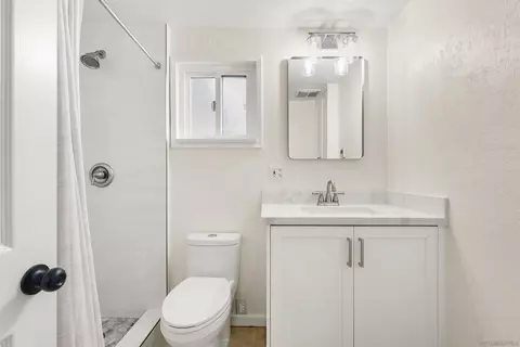 Bath - 1050 Solana Dr, Del Mar, CA 92014 photo 7 of 7