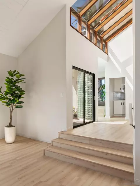 Entry Way - 1050 Solana Dr, Del Mar, CA 92014 photo 2 of 5