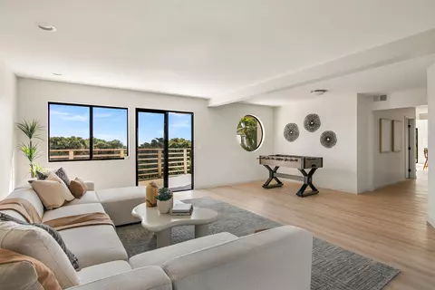 Living - 1050 Solana Dr, Del Mar, CA 92014 photo 3 of 5
