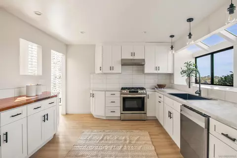 Kitchen - 1050 Solana Dr, Del Mar, CA 92014 photo 3 of 6