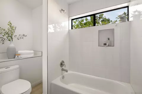Bath - 1050 Solana Dr, Del Mar, CA 92014 photo 4 of 7