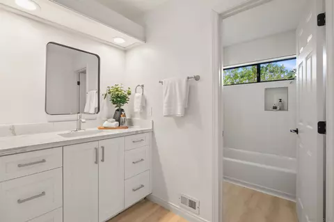 Bath - 1050 Solana Dr, Del Mar, CA 92014 photo 3 of 7