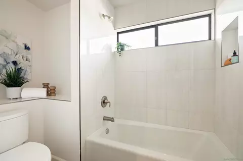 Bath - 1050 Solana Dr, Del Mar, CA 92014 photo 6 of 7
