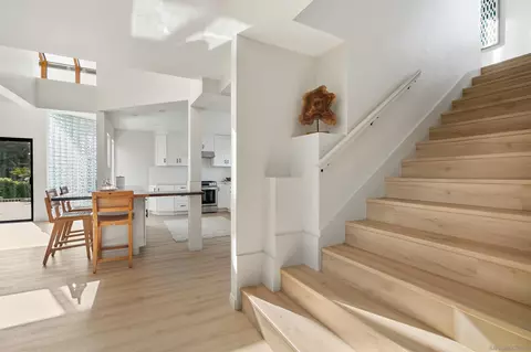 Entry Way - 1050 Solana Dr, Del Mar, CA 92014 photo 3 of 5