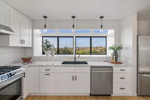 Kitchen - 1050 Solana Dr, Del Mar, CA 92014 photo 2 of 6