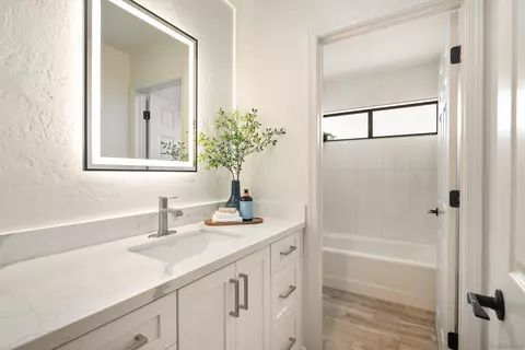 Bath - 1050 Solana Dr, Del Mar, CA 92014 photo 5 of 7