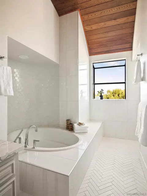 Bath - 1050 Solana Dr, Del Mar, CA 92014 photo 2 of 7
