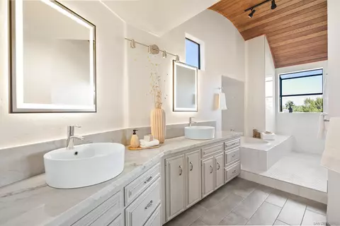 Bath - 1050 Solana Dr, Del Mar, CA 92014 photo 1 of 7