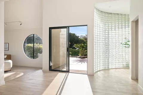 Entry Way - 1050 Solana Dr, Del Mar, CA 92014 photo 1 of 5