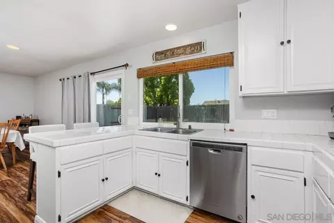 Kitchen - 941 S Citrus Ave, Escondido, CA 92027 photo 3 of 5