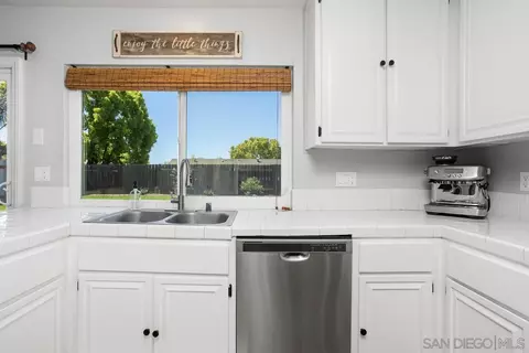 Kitchen - 941 S Citrus Ave, Escondido, CA 92027 photo 4 of 5