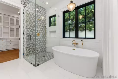 Bath - 804 Hygeia, Encinitas, CA 92024 photo 3 of 4