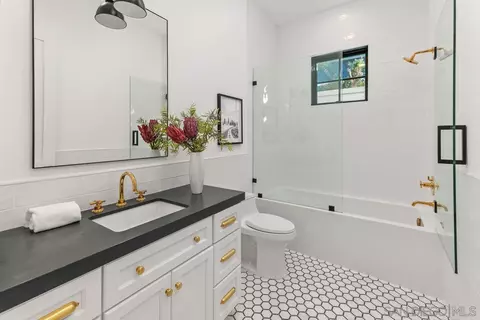 Bath - 804 Hygeia, Encinitas, CA 92024 photo 4 of 4