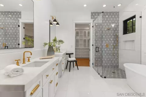 Bath - 804 Hygeia, Encinitas, CA 92024 photo 2 of 4
