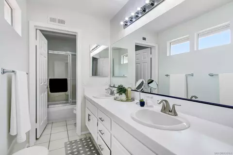 Bath - 45592 Corte Montril, Temecula, CA 92592 photo 3 of 5
