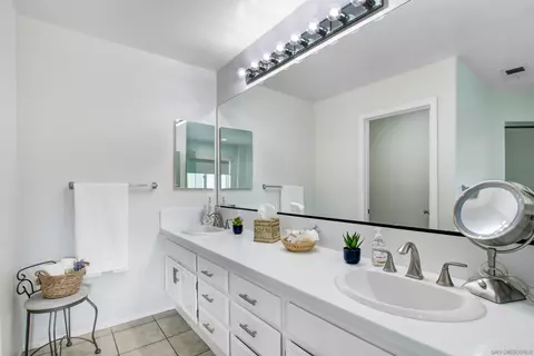 Bath - 45592 Corte Montril, Temecula, CA 92592 photo 4 of 5