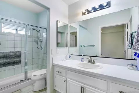 Bath - 45592 Corte Montril, Temecula, CA 92592 photo 2 of 5