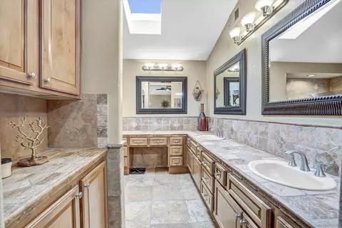 Bath - 2669 Victoria Cir, Alpine, CA 91901 photo 2 of 5