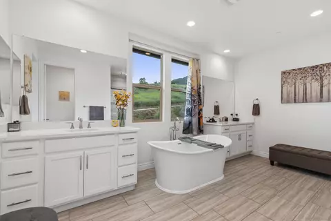 Bath - 35882 Blue Breton Dr, Fallbrook, CA 92028 photo 1 of 4