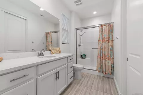 Bath - 35882 Blue Breton Dr, Fallbrook, CA 92028 photo 2 of 4