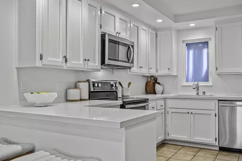 Kitchen - 280 Dolphin Cv, Del Mar, CA 92014 photo 2 of 2