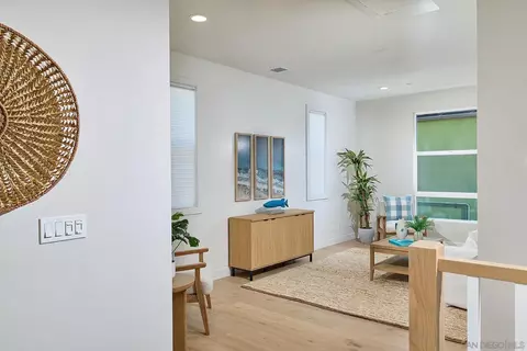 Entry Way - 567 N Vulcan Ave, Encinitas, CA 92024 photo 3 of 4