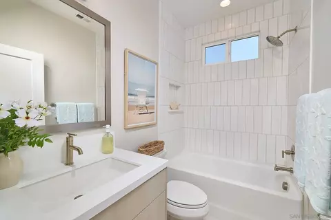Bath - 567 N Vulcan Ave, Encinitas, CA 92024 photo 3 of 3