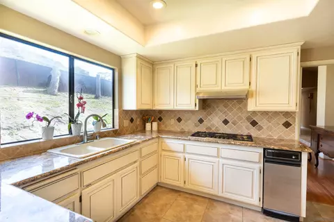 Kitchen - 1277 Valentine Ln, Fallbrook, CA 92028 photo 2 of 2