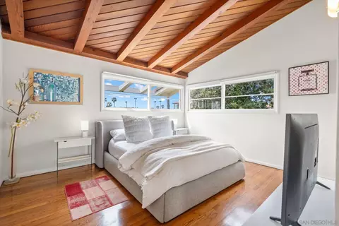 Bedroom - 6423 Avenida Cresta, La Jolla, CA 92037 photo 6 of 9