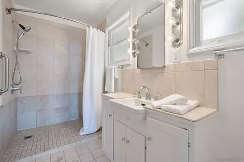 Bath - 6423 Avenida Cresta, La Jolla, CA 92037 photo 2 of 3