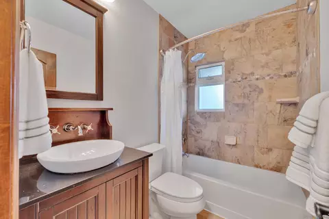 Bath - 16548 Espola Rd, Poway, CA 92064 photo 3 of 5