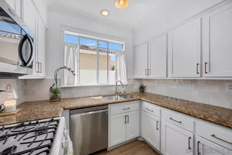 Kitchen - 39537 Tischa Dr, Temecula, CA 92591 photo 2 of 2