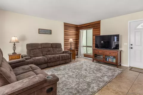 Living - 209 Crestview Gln, Escondido, CA 92026 photo 2 of 4