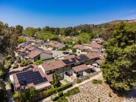 View/Area - 209 Crestview Gln, Escondido, CA 92026 photo 9 of 10