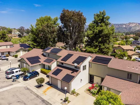 View/Area - 209 Crestview Gln, Escondido, CA 92026 photo 3 of 10