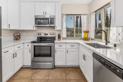 Kitchen - 209 Crestview Gln, Escondido, CA 92026 photo 2 of 3