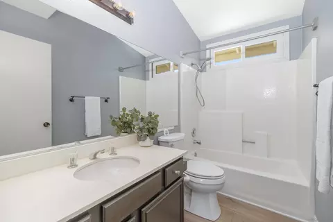 Bath - 39698 Rustic Glen Dr, Temecula, CA 92591 photo 2 of 4