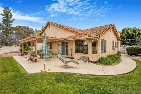 5002 Suncrest Ct, Oceanside, CA 92056 photo 2