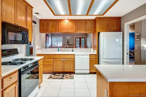 Kitchen - 24165 Del Amo Rd, Ramona, CA 92065 photo 2 of 4