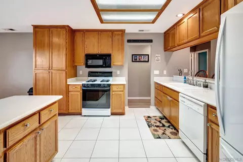 Kitchen - 24165 Del Amo Rd, Ramona, CA 92065 photo 1 of 4