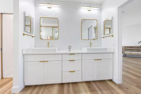 Bath - 431 Murray Dr, El Cajon, CA 92020 photo 1 of 4