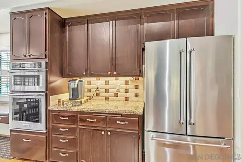 Kitchen - 1533 Hamilton Ln, Escondido, CA 92029 photo 5 of 6