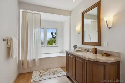 Bath - 6720 Muirlands Dr, La Jolla, CA 92037 photo 4 of 4