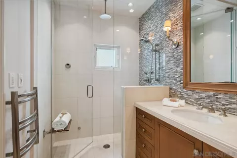 Bath - 6720 Muirlands Dr, La Jolla, CA 92037 photo 3 of 4