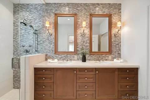 Bath - 6720 Muirlands Dr, La Jolla, CA 92037 photo 2 of 4