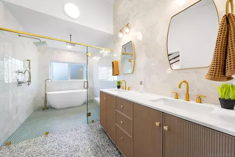 Bath - 9960 Pandora Dr, La Mesa, CA 91941 photo 4 of 6