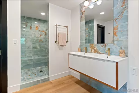 Bath - 4911 Beaumont Dr, La Mesa, CA 91941 photo 10 of 12
