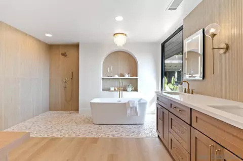 Bath - 4911 Beaumont Dr, La Mesa, CA 91941 photo 6 of 12