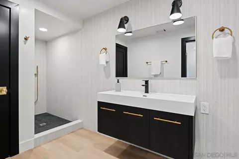 Bath - 4911 Beaumont Dr, La Mesa, CA 91941 photo 4 of 12